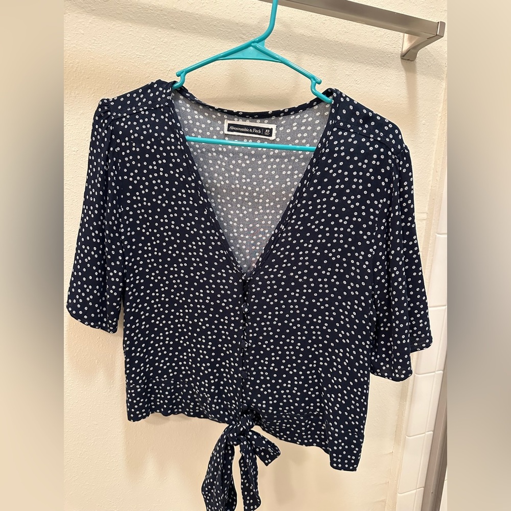 Abercrombie front tie v-neck floral top